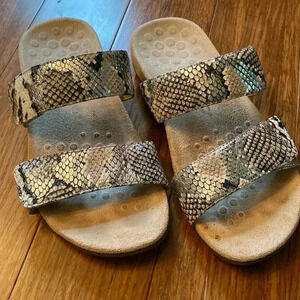 Vionic women’s metallic snake skin adjustable strap sandals - size 6